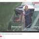 einen Regenschirm in der Hand haltend verlässt Präsident Obama einen Hubschrauber