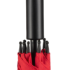 spezielle Kunststoffspitzen eines Regenschirms mit rotem Bezug