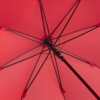 Detailaufnahme von Stahlstock und Fiberglasschienen eies Regenschirms mit rotem Bezugstoff
