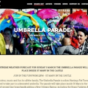 Parade mit Regenschirmen in Hastings