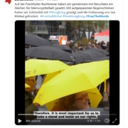 Demonstration mit Regenschirmen für Meinungsfreiheit